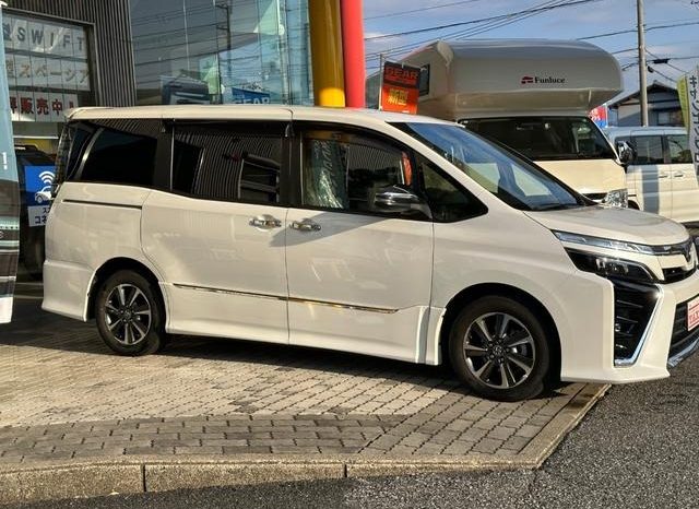 
								TOYOTA VOXY full									