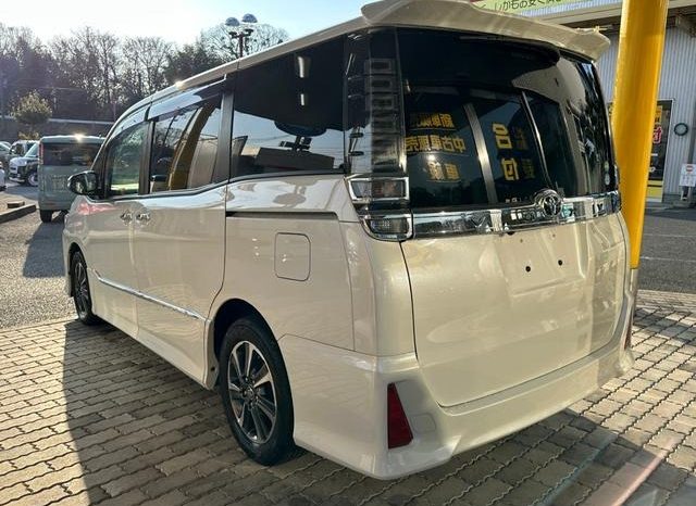 
								TOYOTA VOXY full									